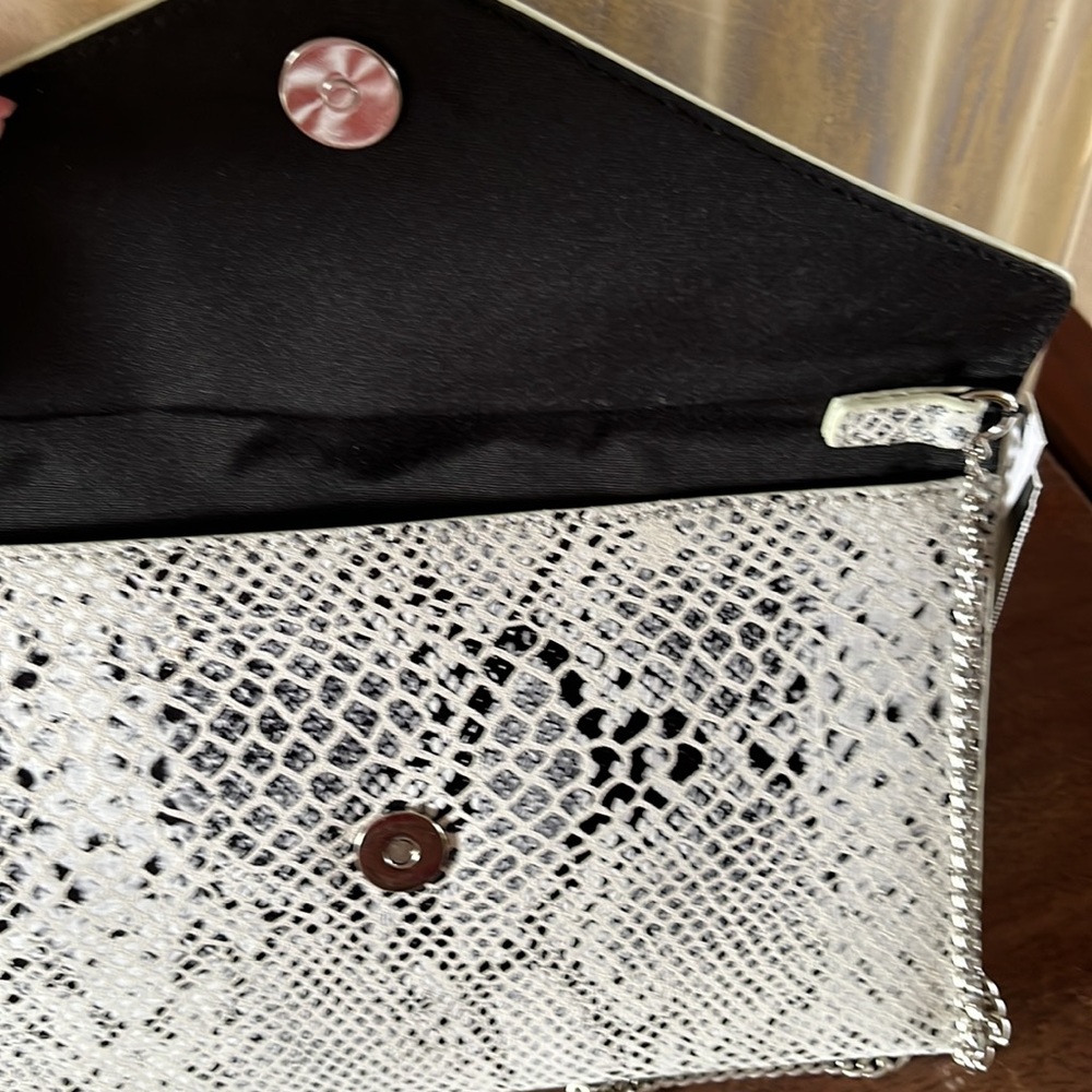 NWT  EXPRESS Silver/gray/black snake print clutch - Picture 8 of 8